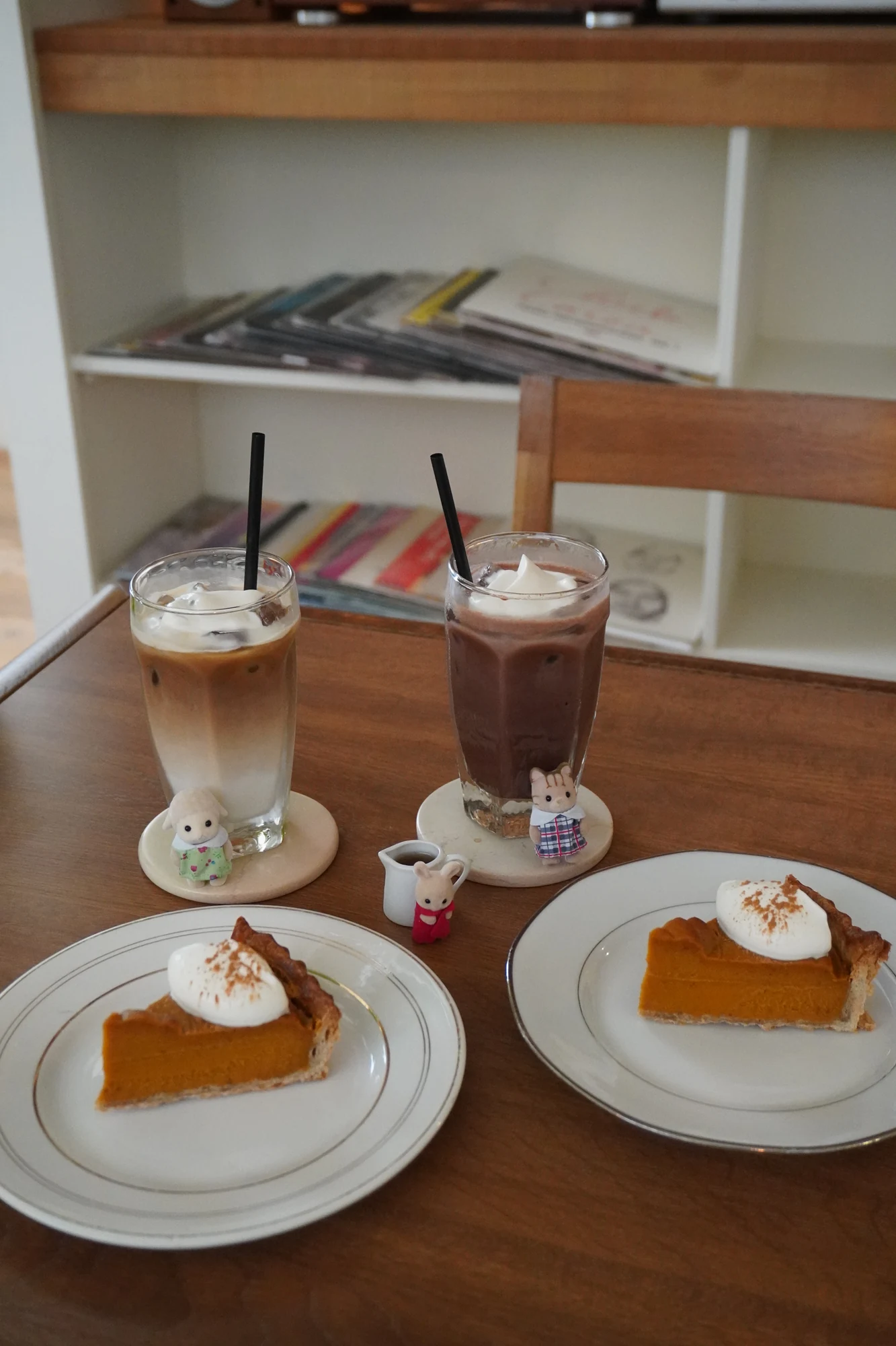 カフェで撮影したケーキとドリンク
