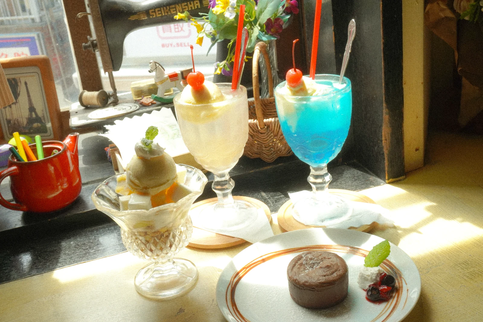 窓辺で撮影したクリームソーダとデザート